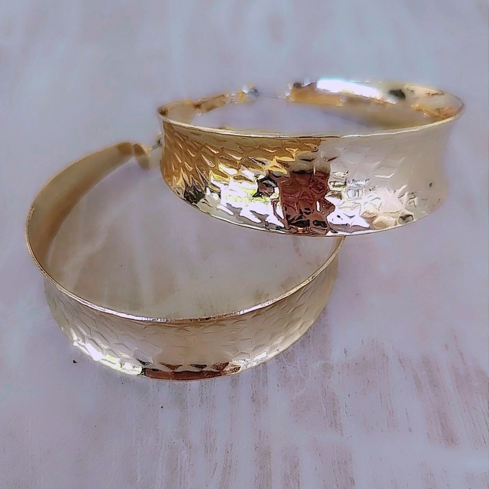 LARGE SIZE HOOP EARRINGS IN GOLD